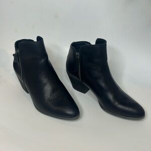 Frye women’s 6.5 M Judith black leather ankle boot with side zippers 5.75” rise